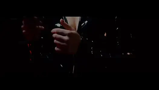 Reife domme packt und neckt nackten pulsierenden schwanz des nackten sub