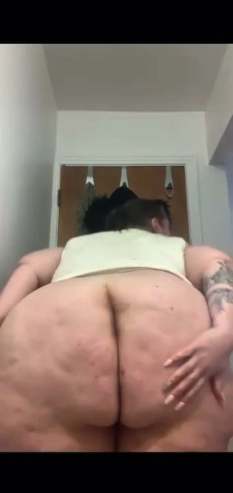 Emma shares that booty
