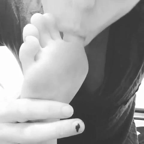 我的年轻朋友在舔她的脚时给我发了一个视频
