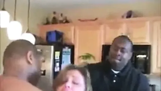 Une grosse femme âgée prend une jeune grosse bite noire devant son mari