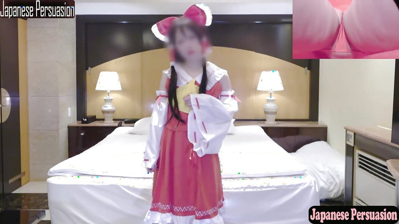 Esbelta chica de ropa estilo downer muestra su tranquilo encanto como doncella del Santuario Reimu de nuevo 2