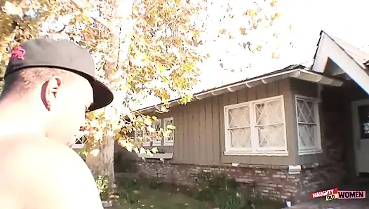 Olgun götü nitelikli bir saksodan sonra siyah bir adam tarafından sikiliyor