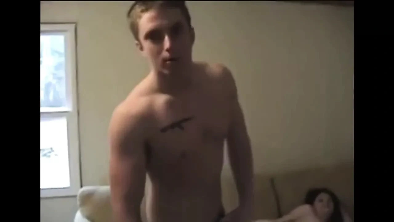 与两个朋友分享他的妻子