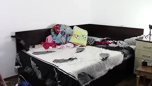 Seksi esmer evin etrafında çıplak ev işleri yapıyor