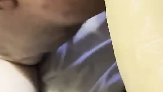 Istri mematokku dengan dildo besar
