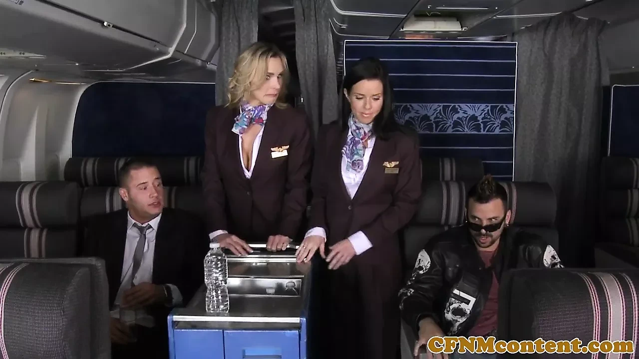 肛交 Cfnm 空姐加入英里高俱乐部