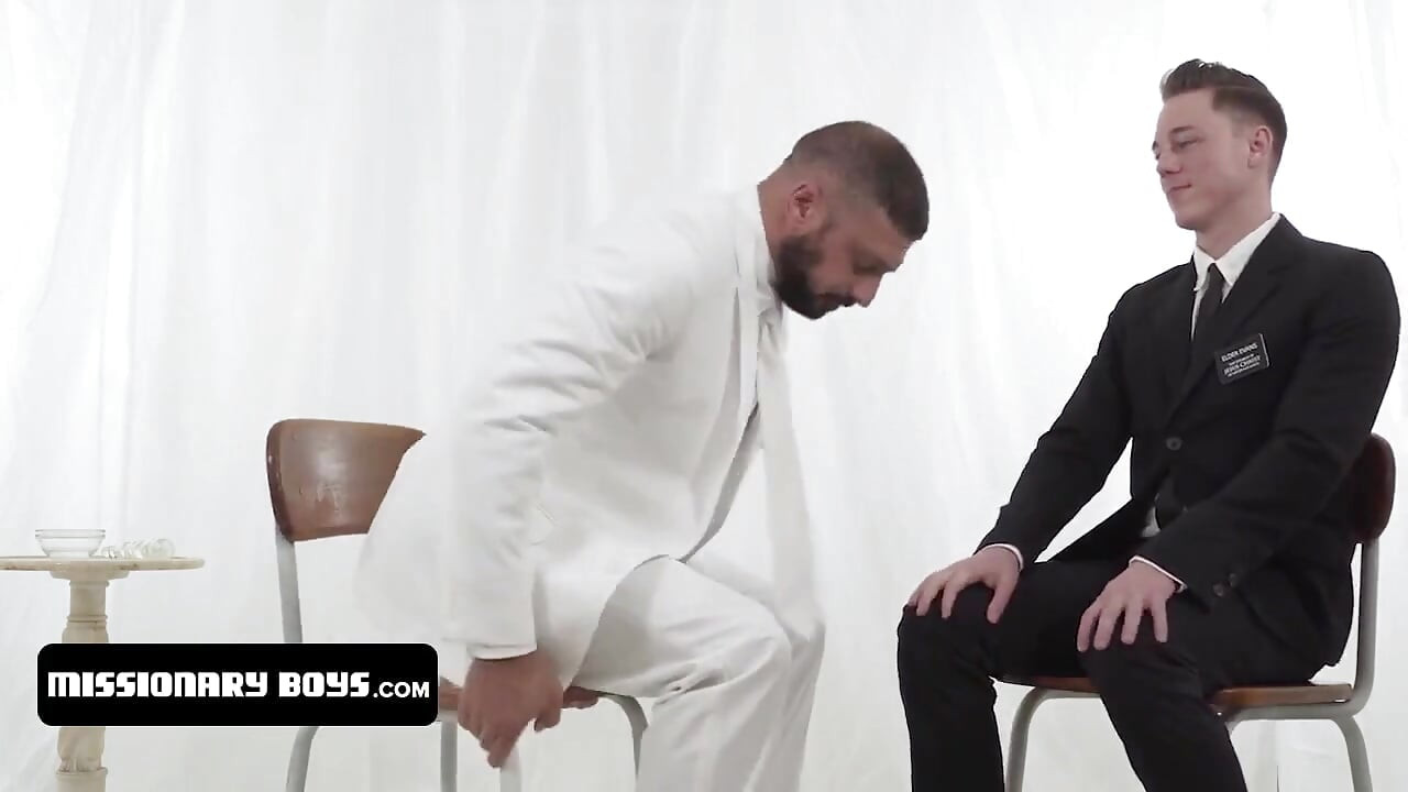 순진한 소년 장로 Solano는 제사장에게 엉덩이를 뻗어