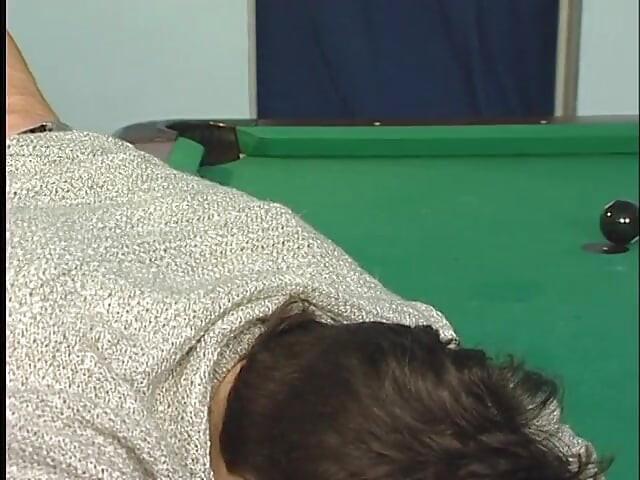 丝袜成熟的荡妇在泳池棍子钻她的鸡巴后被狠操