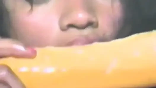 Ein ebenholz-schätzchen fickt sich mit vielen dildos