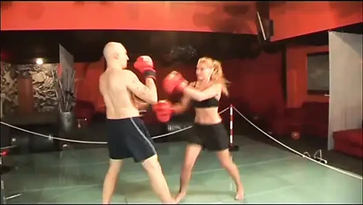 Лесбиянки целуются, лижут, трахают пальцами и трахаются в тройничке с большим членом