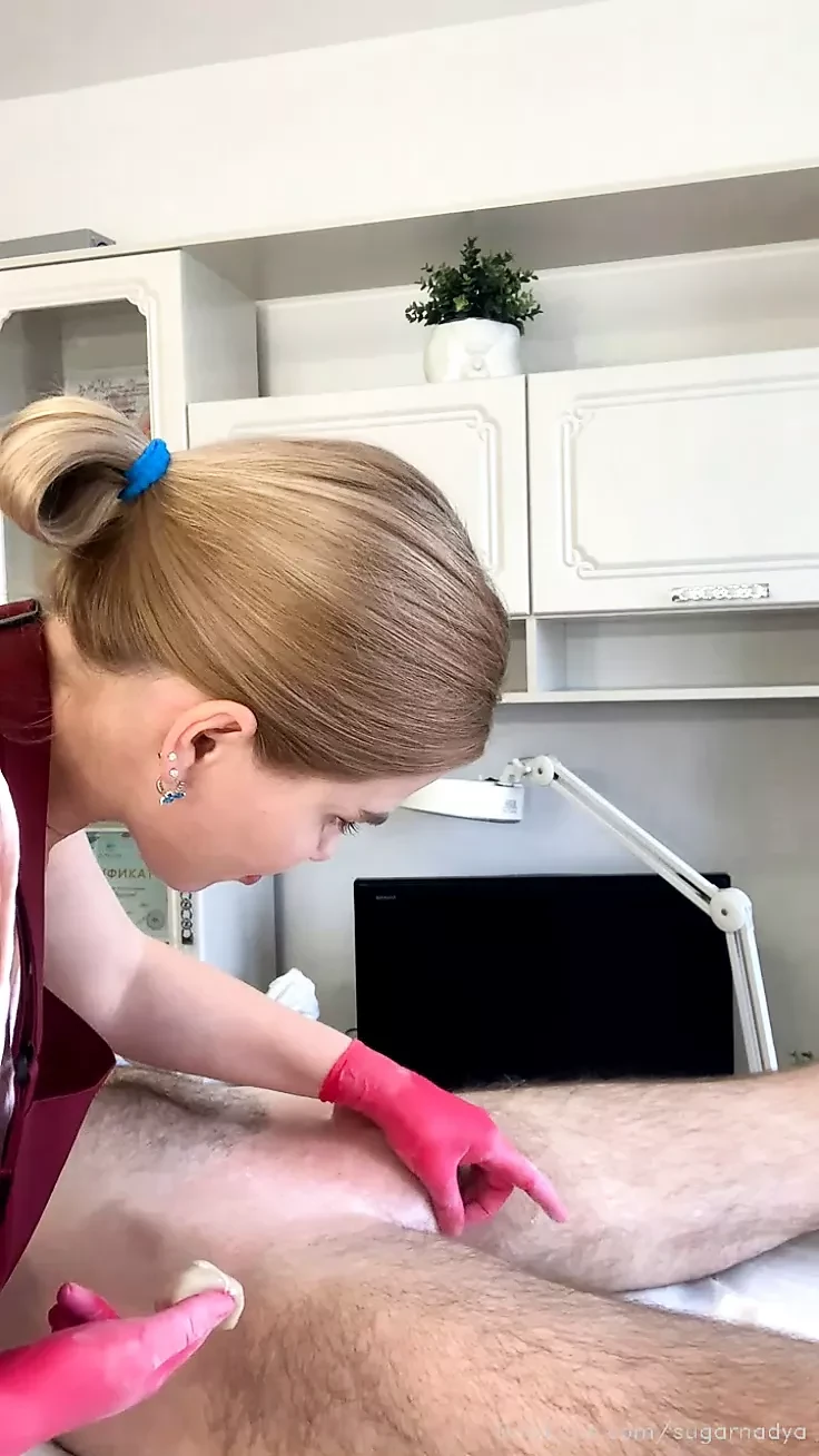 Sugarnadya épile la bite d'un client bavard