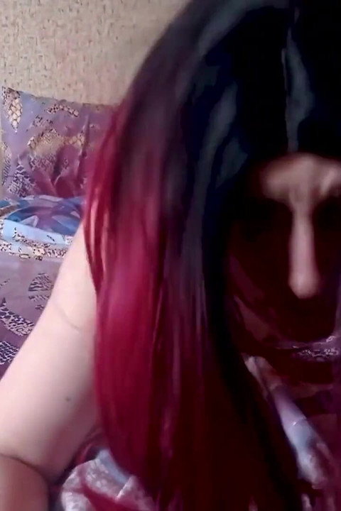 Meine mitbewohnerin im wohnheim kam zum waschen, während ich mich rasierte