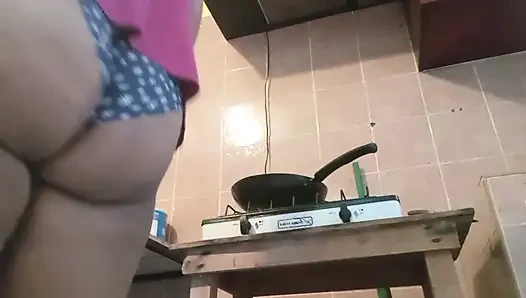 Mollige milf im höschen in der küche