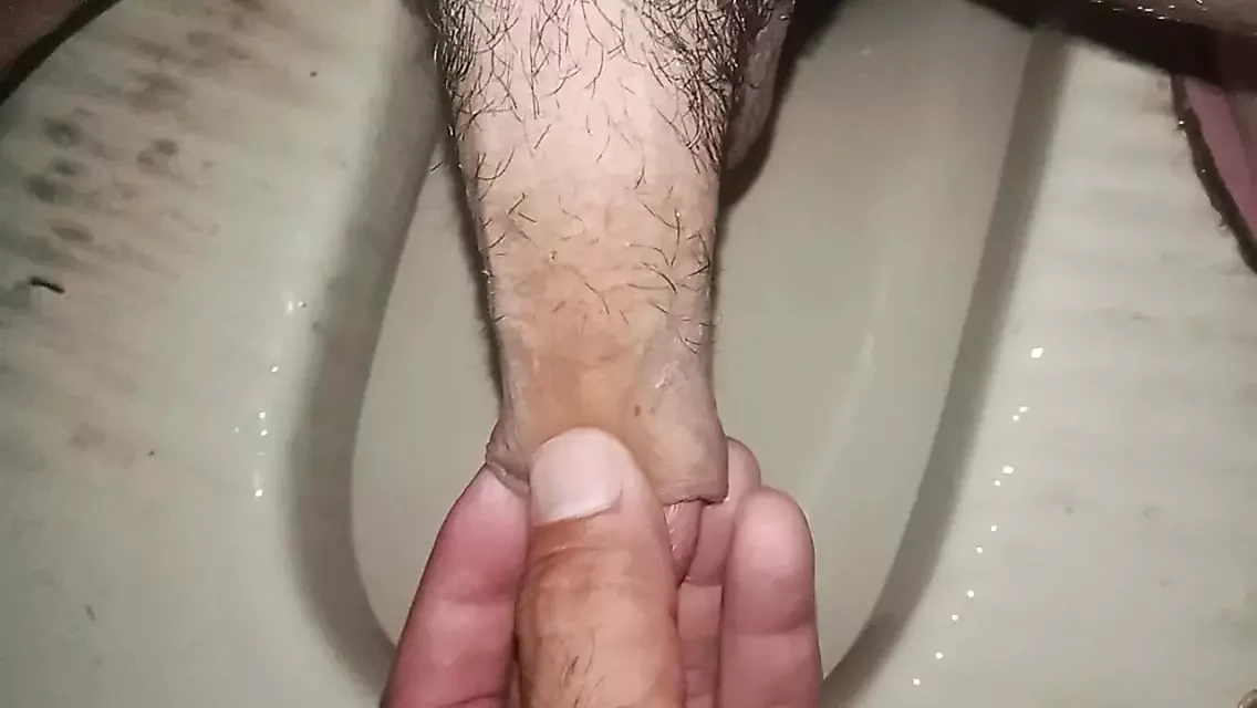 Hot pissing handjob