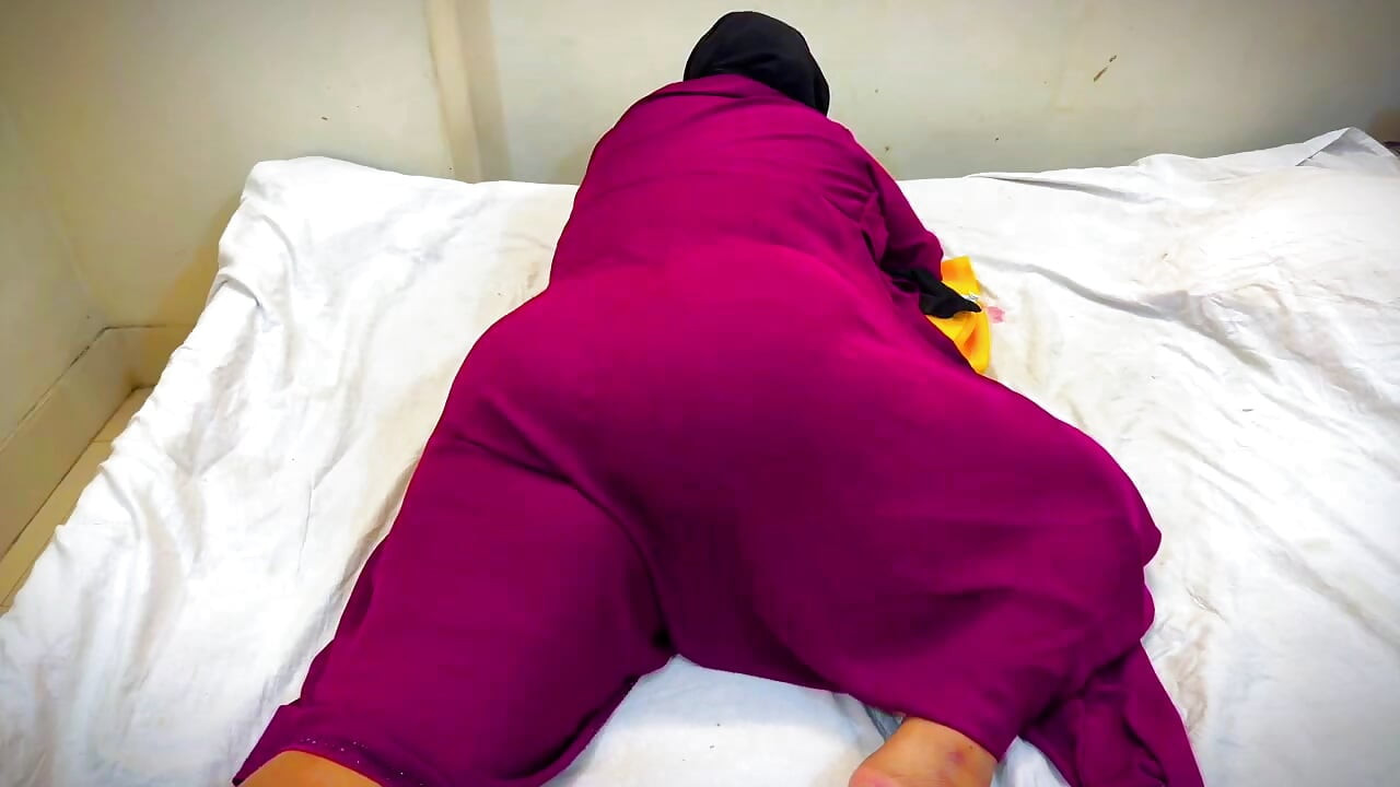 מנוחה של המשרתת החמה הלבנונית המיטה שלי ואני רואה את התחת הגדול שלה עם ישבן נפוח ומתחילים לאונן