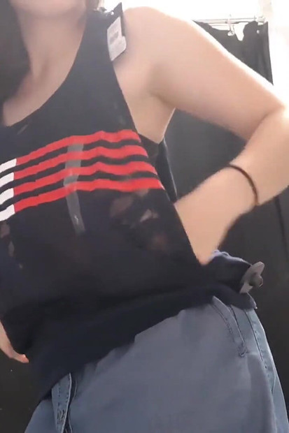 Seksi tinejdžerka u probnoj kabini