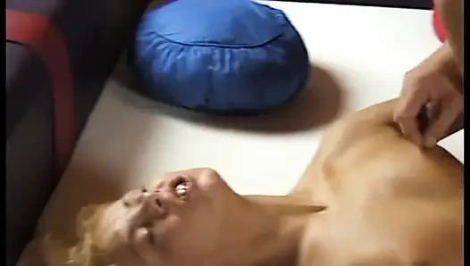 Sürtük canavar bir yarağa öğürtüp sonra yere sert biniyor