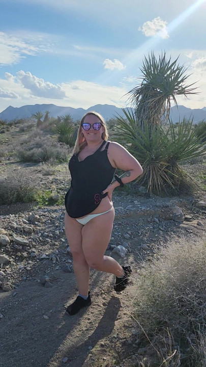 Geniş kalçalı Riley pawg külotunu gösteriyor