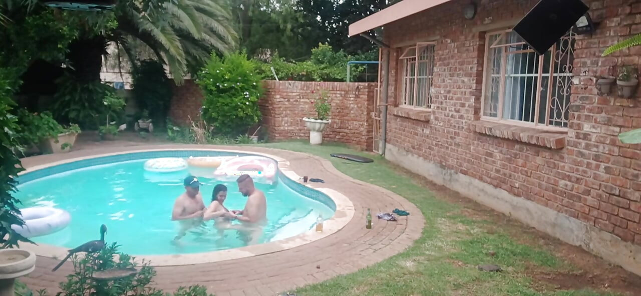 Era atât de excitată, așa că o folosim cu două pule