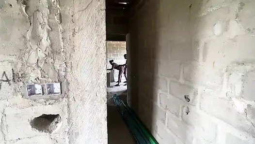 Cowok ini ngentot aku ke mana-mana bahkan aku pergi ke gedung yang belum lengkap