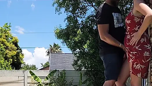 kilat di luar ruangan sama tetangga sambil melirik dinding