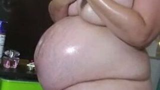 VM - énormes seins huileux de femme enceinte et frottement du ventre