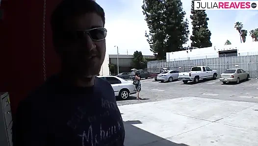 Cewek sange ini lagi asik ngentot kontol besar sampai dicrot di dalam