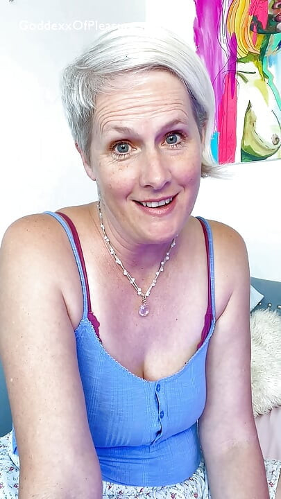Best Friend’s Mom Rate My Cock and Gave Me JOI