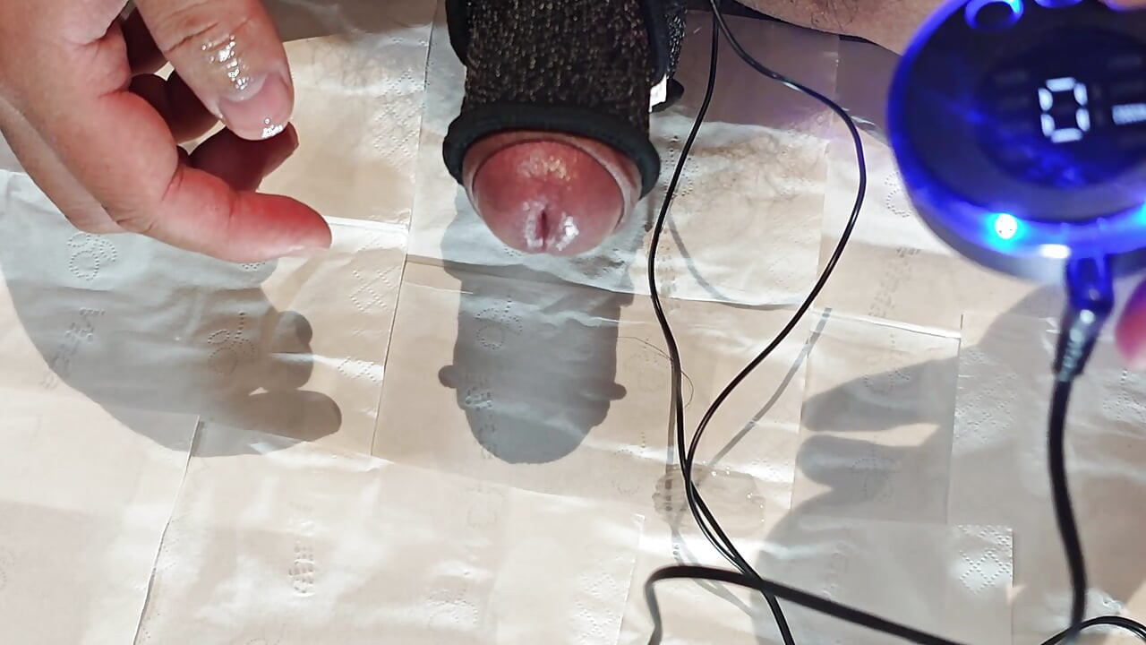 FØRSTE GANG E-Stim Pik og kugler får mig til at stønne som en desperat tøs - elektricitet styrer mit cumshot!