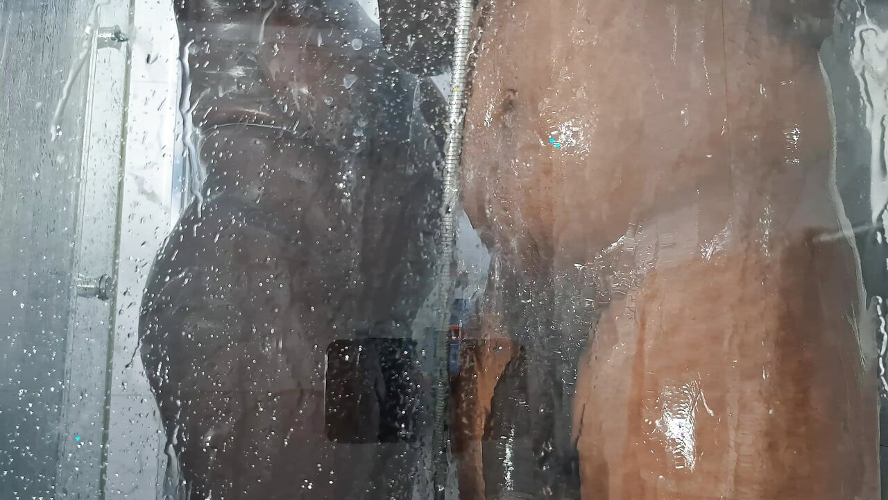להתקלח עם החבר שלך מחזק את האהבה.