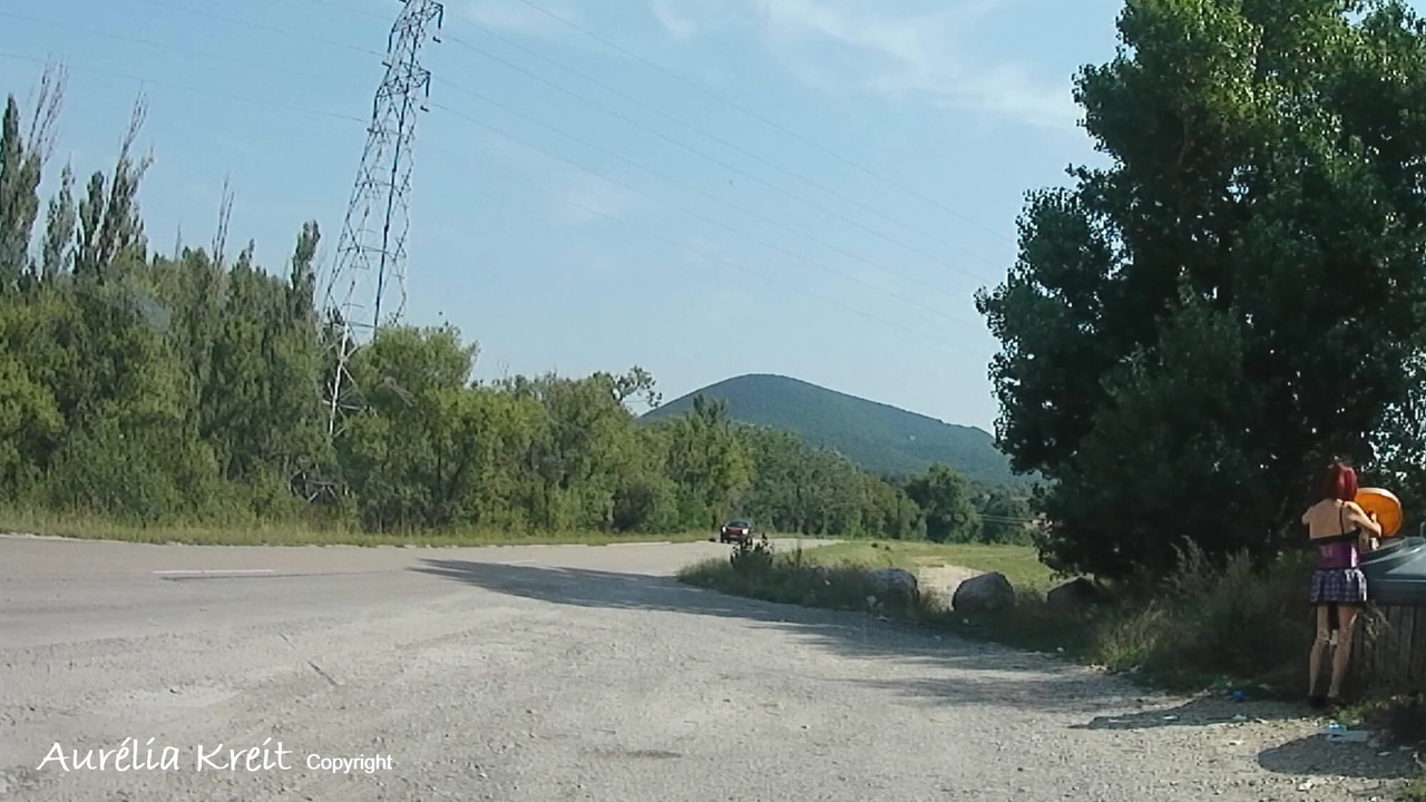 ฉันถอดถังขยะในเสื้อผ้าโรงเรียนของฉันและเสียบหางในตูดด้านข้างของถนนขณะที่รถผ่าน