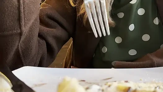 Menggoda orang dengan putingku di blus belaka di restoran setelah makan malam