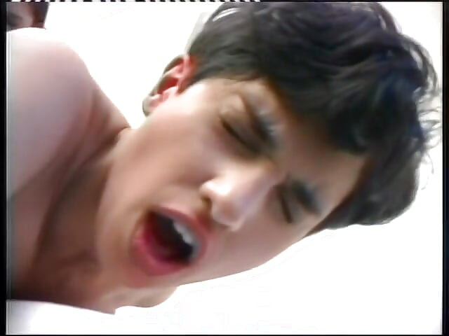 Duas morenas sensuais brincam com o do outro