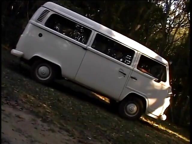 O femeie latino sexy cu fundul rotund este futută în dubă