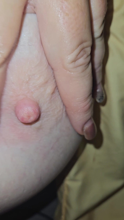 Baba için meme ucu oyunu!