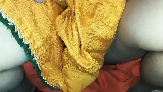 Er öffnete meinen sari und entleerte meine helle muschi komplett, indem er meine muschi fickte.