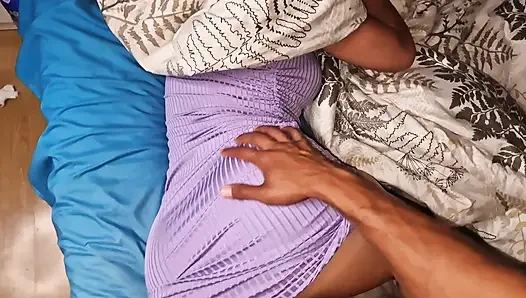 Невестка оставалась дома одна, она оставила дверь своей комнаты открытой, чтобы спровоцировать меня сидеть в коротком платье без трусиков