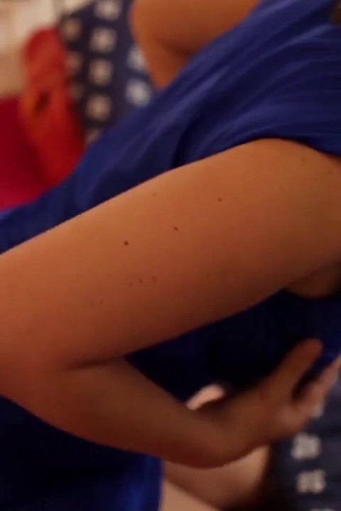 Cewek sange ini lagi asik muasin memeknya pakai dildo ukuran XL sampai aku muasin memeknya pakai dildo ukuran XL