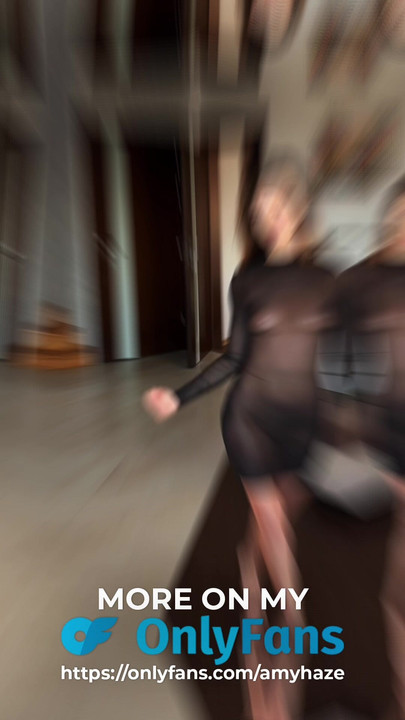 Une jolie brune taquine dans une robe moulante transparente sans rien en dessous