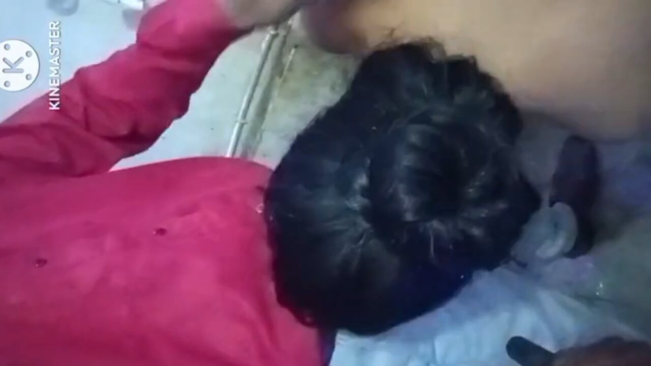 Bhabhi se jebe s dečkom u kupaonici.