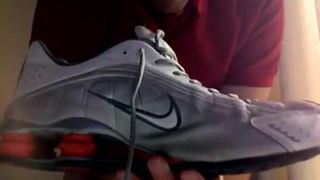 Gozando em Nike Shox TN