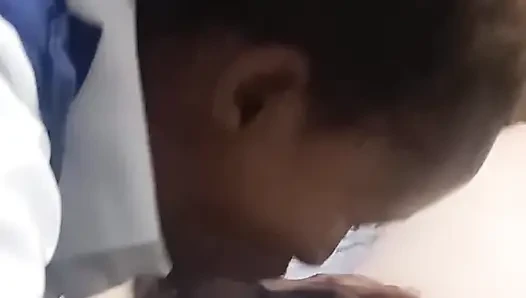 Gadis kulit hitam nyepong kontol pria kulit putih sambil ngocok kontolnya & entot pantatnya yang nikmat