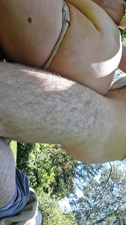 Amature caliente milf cornudo y follado por bwc al aire libre creampied mientras los vecinos miran.