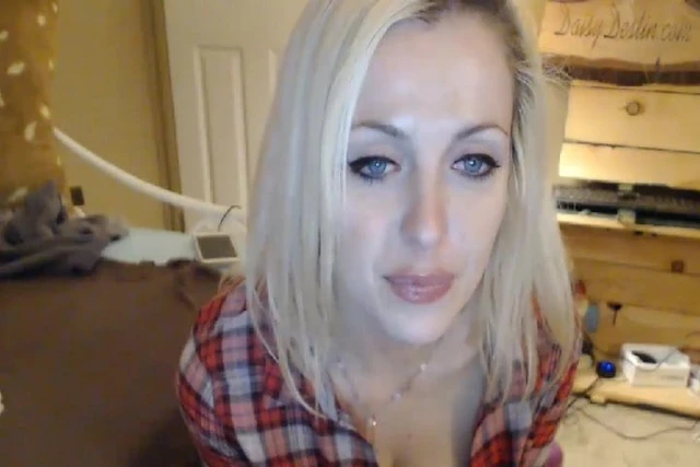 Sexy Petite Babe Babe Fingering her tight Pussy on Cam