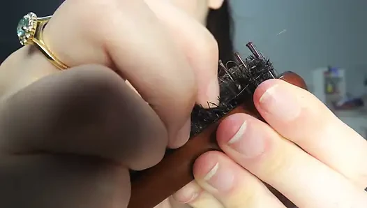 Hintli bir kız saçlarını çıplak taraklıyor, sonra saçlarını tararken asmr videosu çekiyor, sonra yakın çekim gösteriyor ve asmr yapıyor