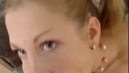 Плюю на мой большой жесткий член, молодая шлюшка. Я хочу наполнить твой рот и камшот в нем