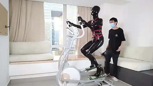 Mz27 - ein in Latex gefesseltes mädchen geht auf einem laufband