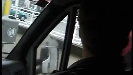 Sarışın genç kız üçlü grup sekste arabada sikiliyor