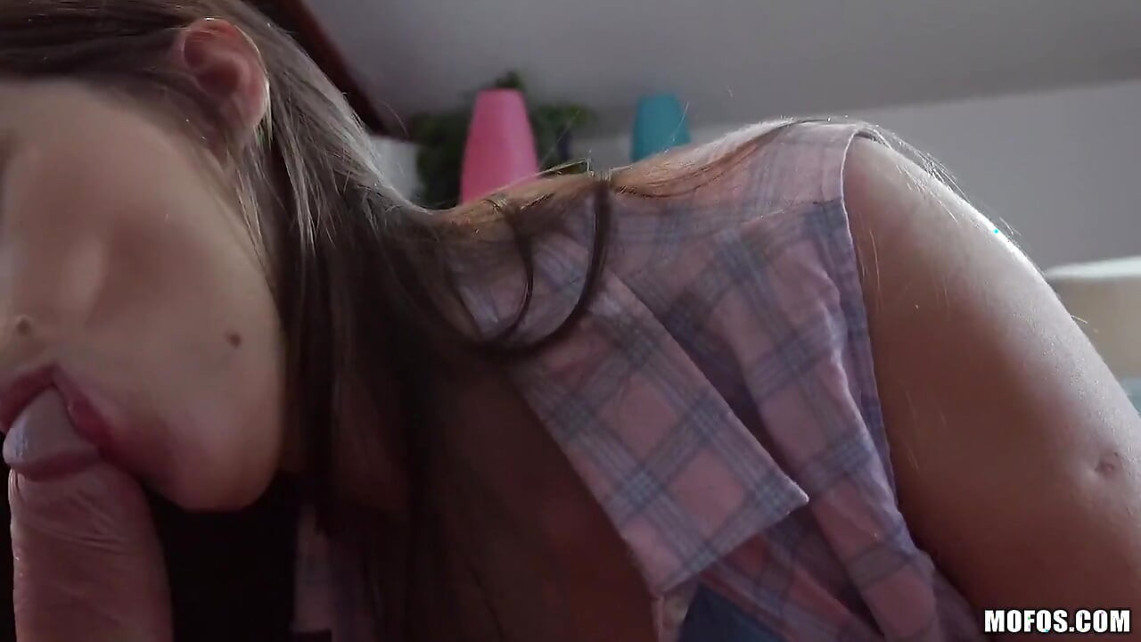 Mofos - la rusa Kendra Star y Victor atrapan a la criada masturbándose y luego él la folla el coño apretado
