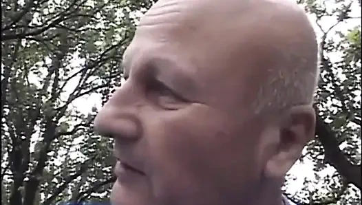 Yaşlı ve genç büyük grup seks partisi orta yaşlı seksi kadın sikişiyor (tam orijinal film.)